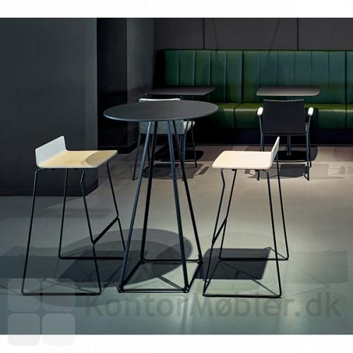 Lunar cafébord i højde 110 cm, kombineret med Osaka bar stole
