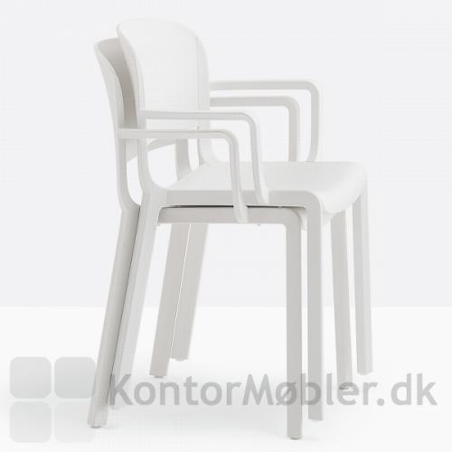 Dome stol med armlæn kan stables op til 5 stk.