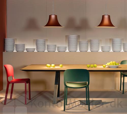 Dome spisebordsstol ses her i farverne rød og grøn