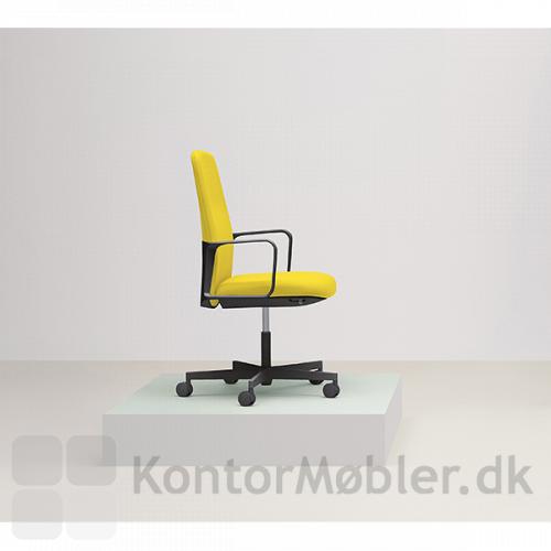 Temps kontorstol med ryg, armlæn og fodkryds i sort, kan sagtens bære en flot gul polstring