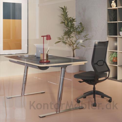 V7 hæve sænke bord er et moderne skrivebord til det dynamiske kontor