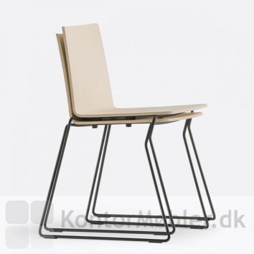 Osaka stol med medestel og uden polstring, kan stables med 4 stk