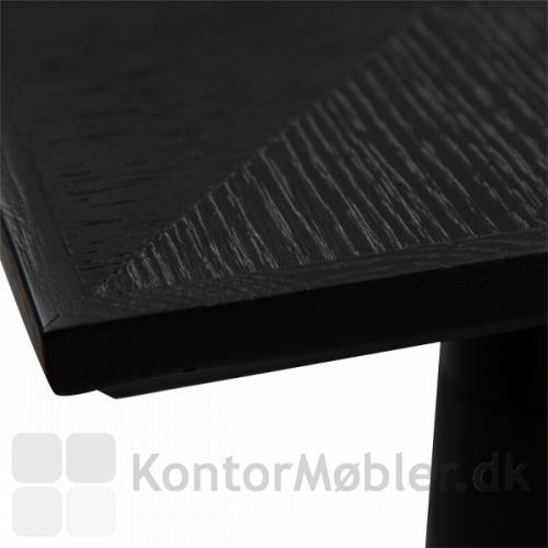Hood mødebord har en lille kant, som afslutter bordpladen på en elegant måde