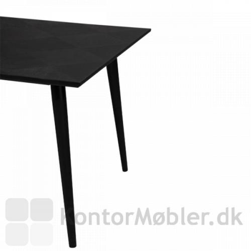 Hood mødebord med ben i sortbejdset ask. De let koniske ben og vinkelen på bordpladen, giver bordet et let og elegant look
