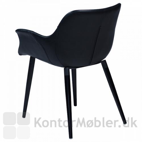 Combino stol i sort kunstlæder set bagfra, med de sorte skråtstillede ben og lækre kurvede former