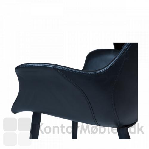 Combino stol i sort kunstlæder med brede, buede armlæn 