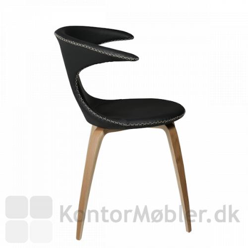 Flair stol med ben i eg og sort læder polstring. En stol i Nordisk stil som er klassisk og samtidig har et design som skiller sig ud.