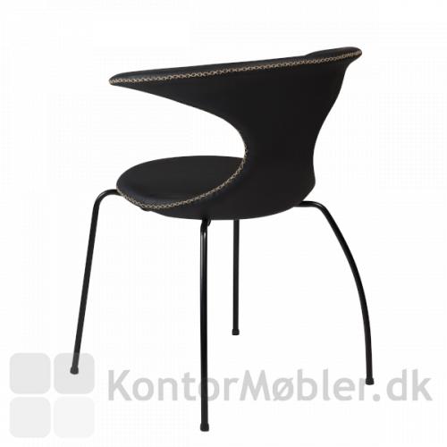 Flair stol med sorte ben og polstring i sort læder. Nordisk elegant stil med ryg som går i ét med armlænet.