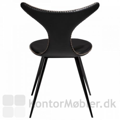 Dolphin stol med sorte koniske ben og i sort. Stolen har flotte organiske former som gør, at stolen skiller sig ud. 