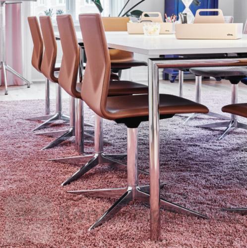 Four Meeting mødebord er elegant med hvid bordplade og krom ben