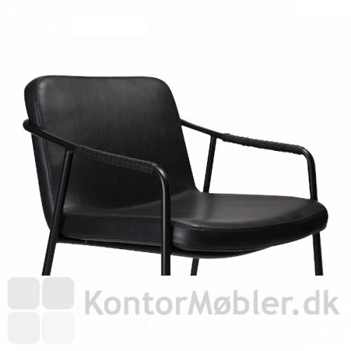 Boto counterstol i sort vintage kunstlæder, med et sæde og ryg, som er meget komfortabelt og helt enkelt i sit udtryk.