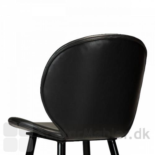 Cloud barstol i sort vintage kunstlæder. Ryggen har en flot organisk form og giver god støtte til ryggen.
