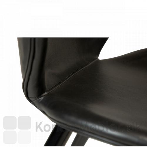Cloud barstol fra Dan-Form fås med to typer polstring, velour og kunstlæder. Her er der anvendt sort vintage kunstlæder.