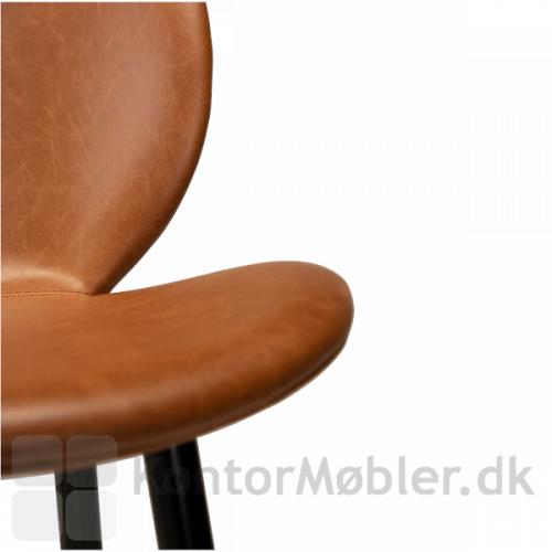 Cloud counterstol i lysebrun vintage kunstlæder og sorte ben. Dansk design når det er bedst.