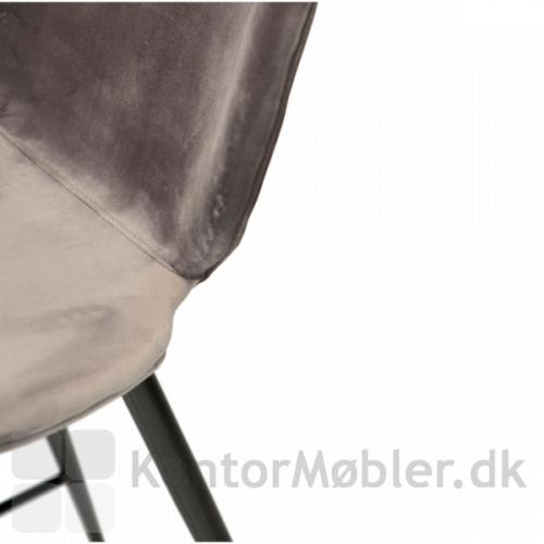 Cloud counter stol med grå velour polstring. Designet hos Dan-Form, findes i to højder og to forskellige polstringstyper samt mange farver.