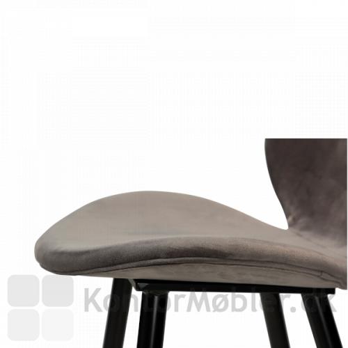 Cloud barstol fra Dan-Form fås med to typer polstring, velour og kunstlæder. Her er der anvendt grå velour polstring på sæde og ryg..