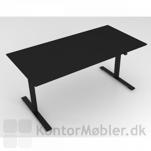 Delta hæve sænke bord med bordplade i sort linoleum og sort stel. Bordet har indbygget kabelbakke.