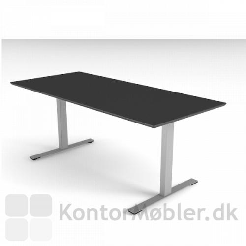 Delta hæve sænke bord med sort bordplade og alu stel.