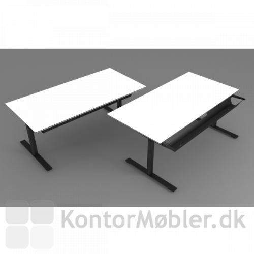 Delta bord i hvid kompaktlaminat og med sort stel. Her ses også udtræksskuffe til opbevaring af kontorartikler mm.