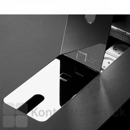 Delta bord i nano laminat med sort bordplade og krom kabelklapper.