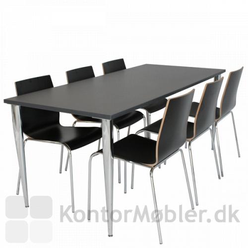 Sorte Spela stole placeret omkring sort bord.