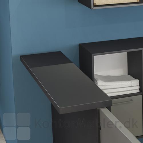 Delta reception skranke har som standard topplade i sort soft laminat