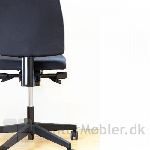 Siff kontorstol kan nemt justeres op og ned i ryggen.