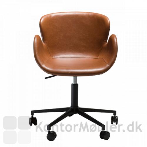 Gaia kontorstol i brun kunstlæder er produceret af danske Dan-Form og har en virkelig god siddekomfort.