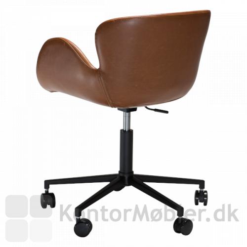 Gaia kontorstol er polstret med kunstlæder i sort eller brun. Du kan hæve og sænke stolen så den passer til dig, og den har ligeledes drejefunktion.