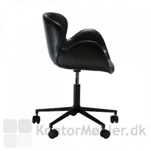 Gaia kontorstol i profil, også her er stolen smuk og elegant. De kurvede former omfavner dig, når du sidder i stolen.