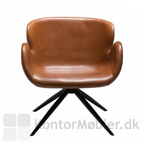 Gaia Loungestol er en smuk designet stol, som nærmest omfavner dig med sine kurvede former, når du sidder i den