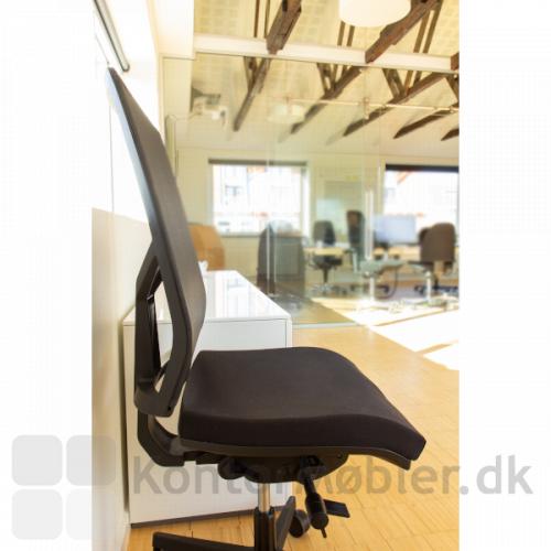 Omnia kontorstol er en elegant kontorstol i ethvert kontormiljø, med mange muligheder for indstillinger. Den kan fx. låses i 7 forskellige positioner