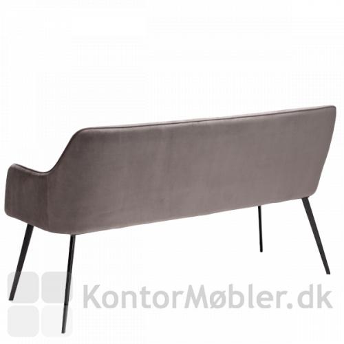 Embrace Sofa i en varm og lækker velour polstring, her i farven Alu som er en grå variant. Embrace sofaen er elegant både forfra og bagfra.