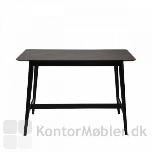 Passo Counterbord med sorte ben i aske træ understøtter perfekt den keramiske bordplade i grå.