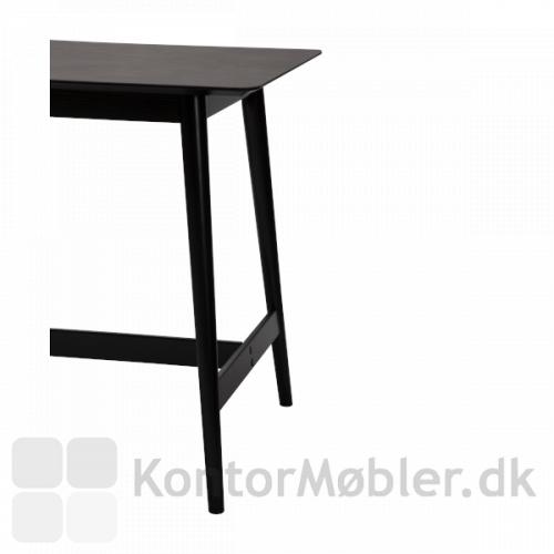 Passo Counter bord i Nordisk stil. Sortbejdsede træben som er let skrånende for et elegant look. Barstole med siddehøjde 65 cm passer til bordet.