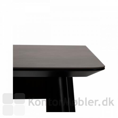 Passo konsolbord med keramisk bordplade samt en bred sort kant 