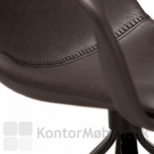Danform Jomo armstol med dekorativ syning mellem sæde og ryg