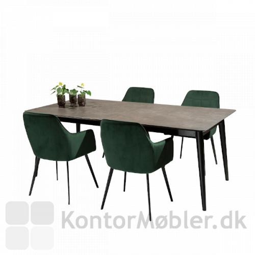 Passo spisebord med 4 grønne velour Embrace stole. Bordet er fra Dan-Form og i høj kvalitet.