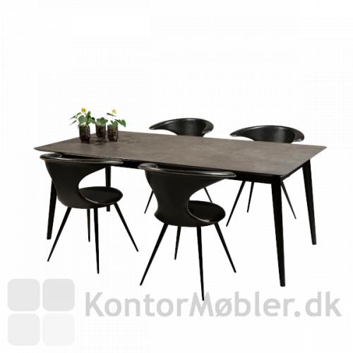 Passo Mødebord med 4 Flair stole til ca. 6 personer, 150x95 cm. Fra Dan-Form med keramisk bordplade.