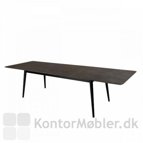 Passo Mødebord fra Dan-Form med udtræksplade 200/300x100 cm. Keramisk grå bordplade