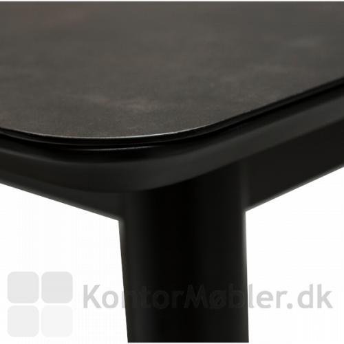 Dan-Form - Passo Mødebord er fremstillet af materialer i høj kvalitet, og alle detaljer er gennemtænkt. Her ses de lækre afrundede hjørner på den keramiske bordplade.