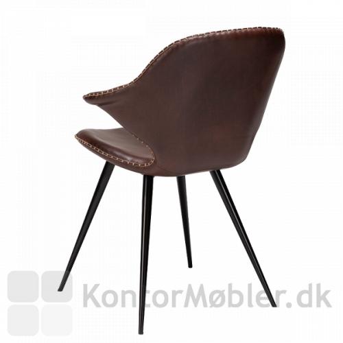 Karma restaurantstol fra Dan-Form i cocoa vintage kunstlæder og sorte koniske ben