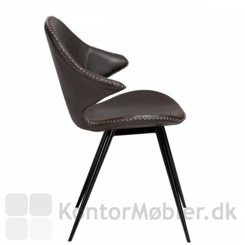 Karma restaurantstol fra Dan-Form i grå vintage kunstlæder med sorte ben