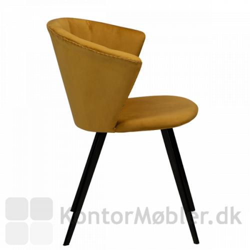 Merge velour stol fra Dan-Form i farven bronze, har en flot profil