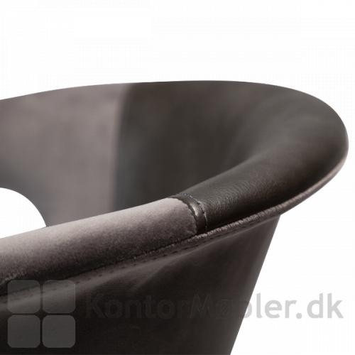 Omega restaurantstol med perfekt placerede syninger, der hæver stolens design 