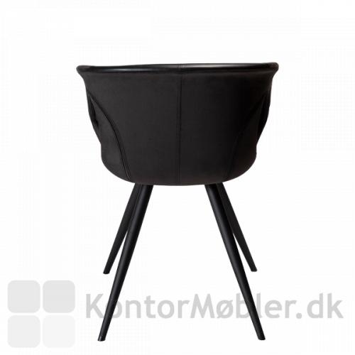 Ryggen på Omega restaurantstol fra Dan-Form er enkel, kunstlæder kombineret med velour, der understreger stolens organiske form