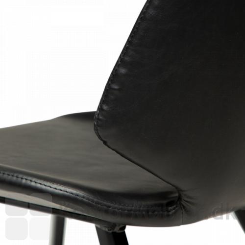 Swing restaurantstol i sort vintage kunstlæder, med lille vinge på ryglænet