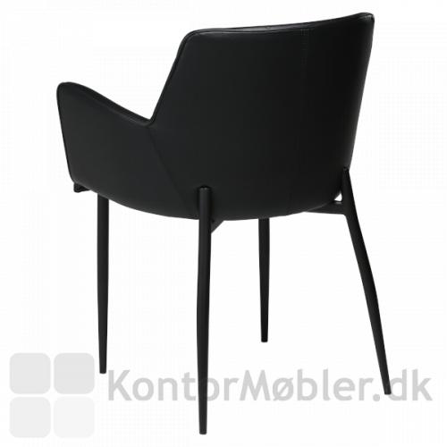 Rombo armstol i sort Vintage kunstlæder og med sorte ben. En flot og enkel ryg pryder stolen.