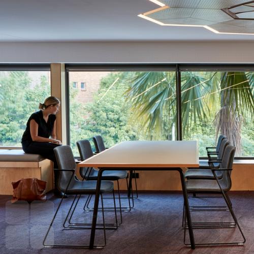 FourSure kantinestol på meder med indersidepolstring, til mødelokalet