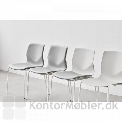 Four Sure mødestol og kantinestol med de forskellige muligheder for polstringstyper: fuldpolstring, indersidepolstring, sædepolstring og uden polstring.